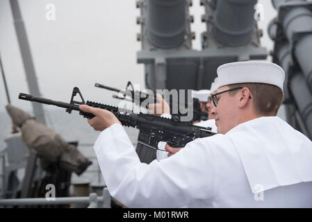 Océan (30 mai 2017) marins effectuer un enterrement en mer à bord du croiseur lance-missiles USS San Jacinto (CG 56). (U.S. Navy Banque D'Images