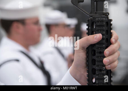 Océan (30 mai 2017) marins effectuer un enterrement en mer à bord du croiseur lance-missiles USS San Jacinto (CG 56). (U.S. Navy Banque D'Images