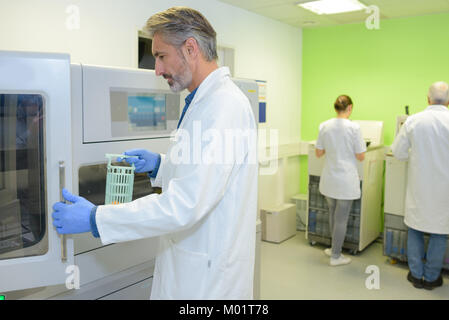 À l'aide d'une machine médicale Banque D'Images