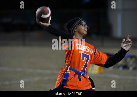 Andre, station d'armes youth centre participant, se prépare à passer un football pour l'un de ses coéquipiers le 14 décembre 2017, at Joint Base Charleston - armes, L.C. 14 enfants ont participé dans le jeu, chacun apportant au moins un article de vêtement afin de faire un don à la maison de ma soeur, un organisme de bienfaisance local. (U.S. Air Force Banque D'Images