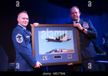 Le Nevada Air National Guard's 2017 Sous-direction de l'année, le conseiller-maître Sgt. Jeffrey Linton du 152e Escadron de préparation logistique accepte son Award de l'État du Nevada, de l'adjudant général, Brig. Le général William Burks au 2017 aviateurs exceptionnels de l'année à l'Eldorado de banquets Resort Casino à Reno le Samedi, Janvier 6, 2018. Banque D'Images