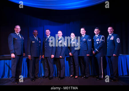 Le Nevada 2017 Air National Guard aviateurs exceptionnels de l'année avec les dirigeants au Banquet de remise des prix à l'Eldorado Resort Casino à Reno le 6 janvier 2018. De gauche à droite, l'adjudant général de l'État du Nevada, Brig. Le général William Burks ; sous-adjudant général, Brig. Gen. Ondra Berry ; Qualité de l'entreprise Direction de l'année, le capitaine Reed Kobernik ; Sous-direction de l'année, le conseiller-maître Sgt. Jeffrey Linton ; Sous-direction de l'année, Tech. Le Sgt. Casey Jones ; d'un membre de l'année, Senior Airman Andrew Marshall ; membre de la garde d'honneur de l'année, Senior Airman David A Banque D'Images