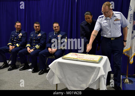 Garde-Mellon d'équipage matelot Anastasia Whisenton et maître de 1re classe Steven Ross couper un gâteau au cours de la cérémonie du 50e anniversaire de la coupe s'est tenue à la base gymnase de Seattle le 9 janvier, 2018. De même que l'exécution de chacune des missions principales de la Garde côtière canadienne, l'équipage Mellon effectue des patrouilles de pêche de l'Alaska et fait respecter les exigences de la pêche nationale et internationale. La Garde côtière américaine Banque D'Images