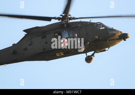 HH-60 de l'armée américaine d'un hélicoptère d'évacuation médicale de la 1st Air Cavalry Brigade de Fort Hood au Texas effectue un vol d'entraînement de circulation le 10 janvier 2018, à l'aérodrome de l'Armée de terre Katterbach à Ansbach, en Bavière, Allemagne. Banque D'Images