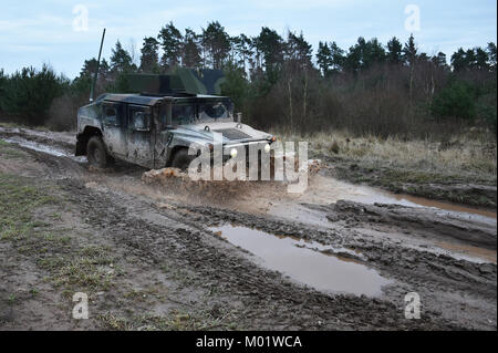 Des soldats américains avec 2d, 2d de l'escadron de cavalerie manœuvrer un véhicule sur roues polyvalent à grande mobilité à travers un terrain de formation du conducteur, en tant que partie intégrante de la formation de pilote de base de l'escadron à la 7e classe l'instruction de l'Armée de la commande Zone d'entraînement Grafenwoehr, Allemagne, le 9 janvier 2018. Banque D'Images