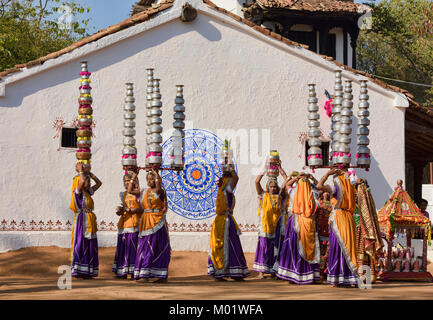 Les femmes à se préparer à exercer les Bhavai pot danse du Rajasthan et du Gujarat, célébrer les efforts des femmes pour transporter de l'eau dans le désert, Udaipur, Rajasthan Banque D'Images