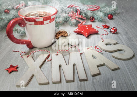 Lettres en bois 'Noël', tasse de thé et des décorations d'hiver en rouge et vert foncé. Joyeux Noël ! Banque D'Images