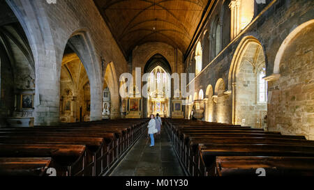 DINAN, FRANCE - 5 juillet 2010 : les touristes dans la nef de la Basilique de St Sauveur à Dinan ville. L'église a été construit à partir du 12 au 16C, le tr Banque D'Images