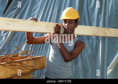 Jeune homme noir travaillant dans la construction site Banque D'Images