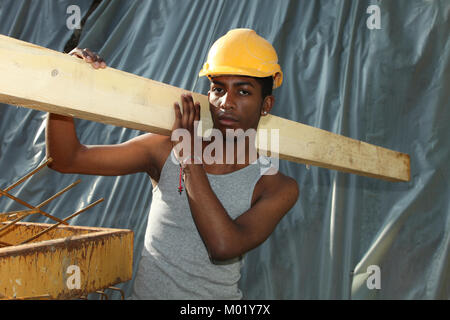 Jeune homme noir travaillant dans la construction site Banque D'Images