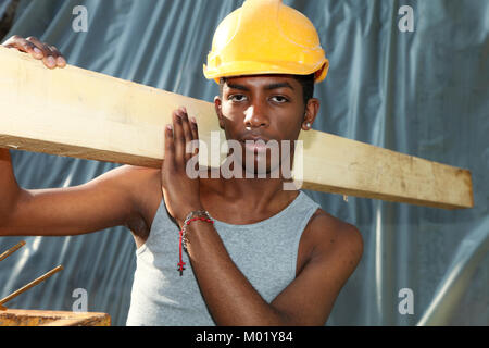 Jeune homme noir travaillant dans la construction site Banque D'Images