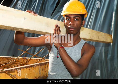 Jeune homme noir travaillant dans la construction site Banque D'Images