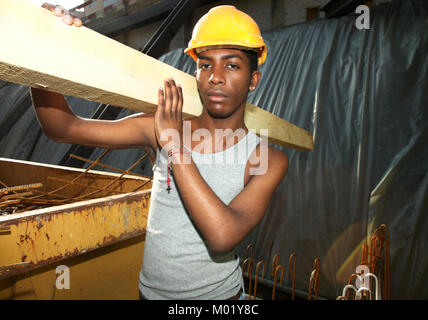 Jeune homme noir travaillant dans la construction site Banque D'Images