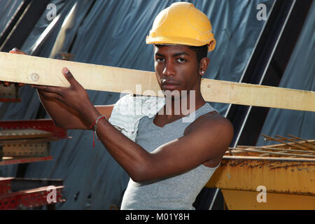 Jeune homme noir travaillant dans la construction site Banque D'Images