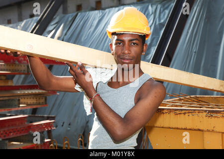 Jeune homme noir travaillant dans la construction site Banque D'Images