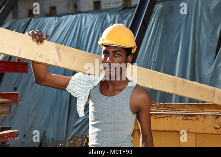 Jeune homme noir travaillant dans la construction site Banque D'Images