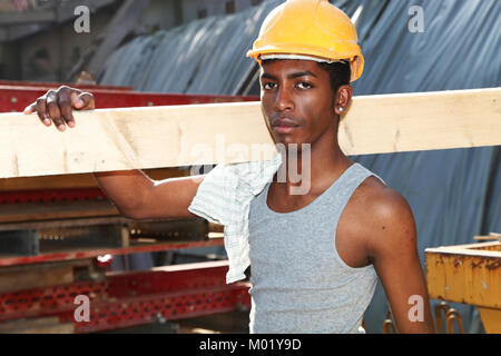 Jeune homme noir travaillant dans la construction site Banque D'Images