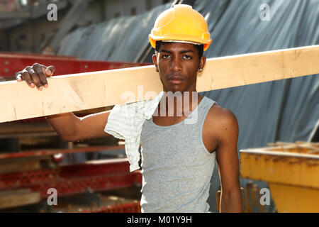 Jeune homme noir travaillant dans la construction site Banque D'Images