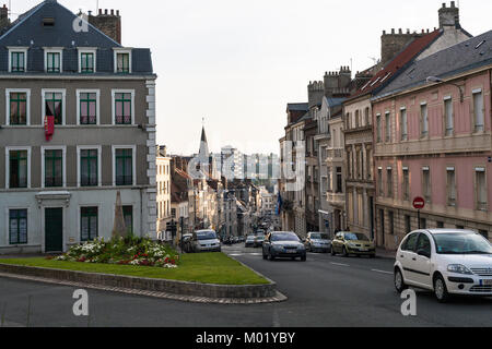 BOULOGNE-SUR-MER, FRANCE - 30 juin 2010 : la circulation automobile sur la rue Grande Rue en soirée d'été. Boulogne est une ville côtière dans le département du Pas-de-Calai Banque D'Images