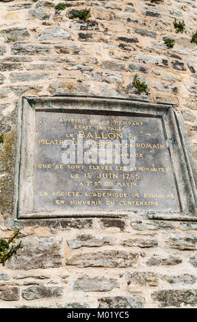 BOULOGNE-SUR-MER, FRANCE - 30 juin 2010 : la plaque pour le 100e anniversaire de la mort accidentelle de l'aéronaute Jean-François Pilatre de Rozier sur Banque D'Images