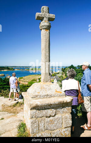 ILE-DE-Bréhat, FRANCE - Le 4 juillet 2010 : les touristes à viewpoint près de croix celtique sur l'île de Bréhat. Ile-de-Bréhat île et commune est située près de Paimp Banque D'Images