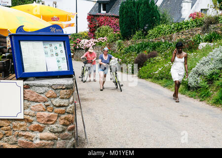 ILE-DE-Bréhat, FRANCE - Le 4 juillet 2010 : les touristes près de restaurant sur la rue dans la commune de Bréhat. Ile-de-Bréhat île et commune est située près de Paimpol t Banque D'Images