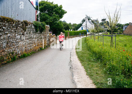 ILE-DE-Bréhat, FRANCE - Le 4 juillet 2010 : les touristes sur des vélos sur street dans la commune de Bréhat. Ile-de-Bréhat île et commune est située près de Paimpol, ville Banque D'Images