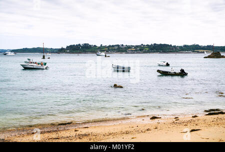 ILE-DE-Bréhat, FRANCE - Le 4 juillet 2010 : bateaux près du phare du paon plage à Bréhat commune. Ile-de-Bréhat île et commune est situé près de la ville de Paimpol, un mi Banque D'Images