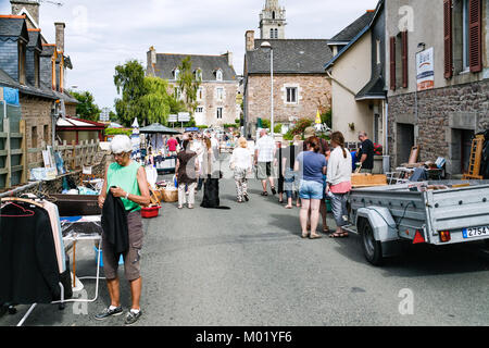 PAIMPOL, FRANCE - Le 4 juillet 2010 : les gens sur la place de marché aux puces en plein air sur la Place de Kerity à Chemin de Kerguemest district de Paimpol ville. Paimpol est c Banque D'Images