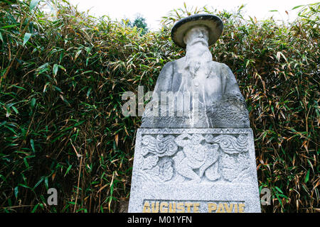 DINAN, FRANCE - 5 juillet 2010 : monument d'Auguste Pavie au Jardin Anglais (jardin anglais) à Dinan ville. Jean-Marie Auguste Pavie (1847-1925) a été Fre Banque D'Images