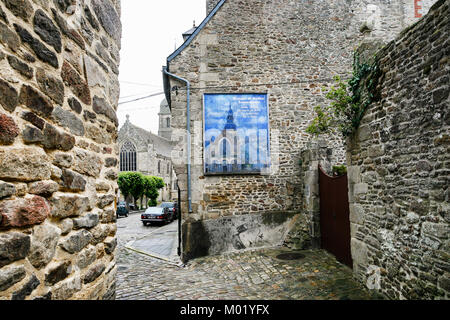 DINAN, FRANCE - 5 juillet 2010 : vue sur basilique de St Sauveur à Dinan ville. L'église a été construit à partir du 12 au 16C, le côté droit est Romane Banque D'Images