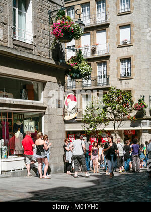 SAINT-MALO, FRANCE - 5 juillet 2010 : les gens de la place sur la place du Pilori à Saint-Malo ville de jour d'été. Saint-Malo est la ville portuaire fortifiée en Bretagne sur th Banque D'Images