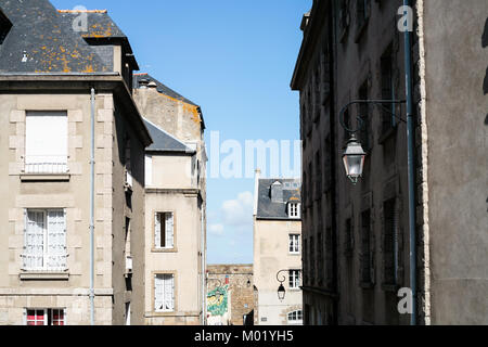 SAINT-MALO, FRANCE - 5 juillet 2010 : maisons à Saint-Malo ville de jour d'été. Saint-Malo est la ville portuaire fortifiée en Bretagne sur l'anglais Chan Banque D'Images