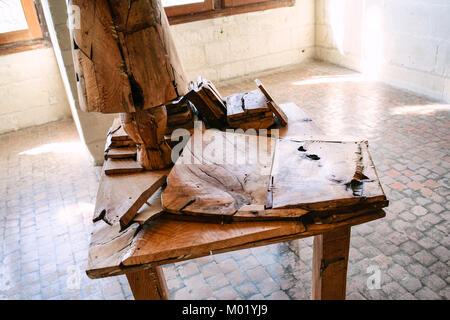 CHAMBORD, FRANCE - Le 7 juillet 2010 : lampe en bois et la table en château Chateau de Chambord. Chambord est le plus grand château dans la vallée de la Loire, il a été buil Banque D'Images