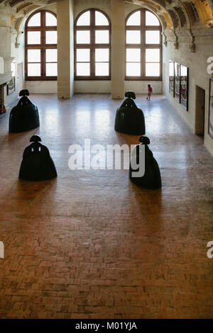 CHAMBORD, FRANCE - Le 7 juillet 2010 : des statues en bois de la danse des femmes dans château Chateau de Chambord. Chambord est le plus grand château dans la vallée de la Loire, je Banque D'Images