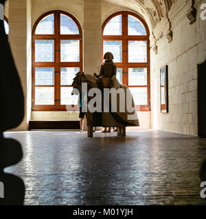 CHAMBORD, FRANCE - Le 7 juillet 2010 : Chevalier en bois sculpture en château Chateau de Chambord. Chambord est le plus grand château dans la vallée de la Loire, il a été bu Banque D'Images