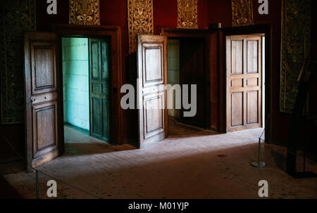 CHAMBORD, FRANCE - Le 7 juillet 2010 : trois portes ouvertes au château Chateau de Chambord. Chambord est le plus grand château dans la vallée de la Loire, il a été construit comme Banque D'Images