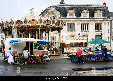 Orléans, France - le 9 juillet 2010 : marché aux puces en plein air sur la Place du Martroi à Orléans city. La Nouvelle-Orléans est la capitale du Loiret et Banque D'Images