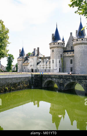 SULLY-SUR-LOIRE, FRANCE - 9 juillet 2010 : château Chateau de Sully-sur-Loire avec pont au-dessus de douves. Le fort est château Renaissance situé dans la ville de Sul Banque D'Images