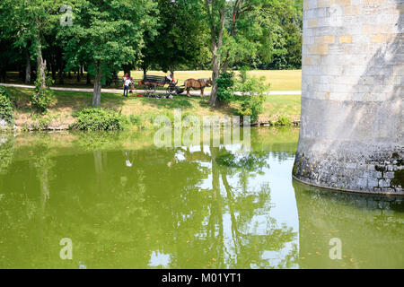 SULLY-SUR-LOIRE, FRANCE - 9 juillet 2010 : les gens dans le parc près de château Chateau de Sully-sur-Loire. Le fort est château Renaissance situé dans la ville de Sully Banque D'Images