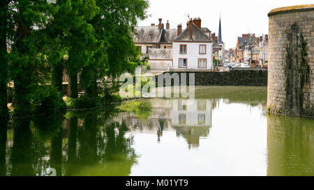 SULLY-SUR-LOIRE, FRANCE - Juillet 9, 2010 : avis de maisons urbaines près de château Chateau de Sully-sur-Loire. Le fort est château Renaissance situé dans la ville de Banque D'Images