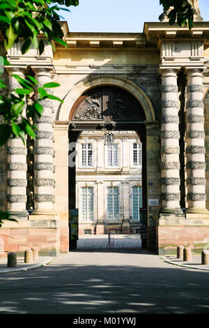 STRASBOURG, FRANCE - 10 juillet 2010 : la porte de Palais des Rohan avec entrée à la ville de Strasbourg musées - Musée Archéologique, Musée des Arts Décoratifs un Banque D'Images