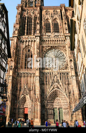 STRASBOURG, FRANCE - 10 juillet 2010 : personnes près de façade ouest de la place de la Cathédrale sur la Place de la Cathedrale . Cathédrale Catholique Romaine a été construite en 1015 Banque D'Images