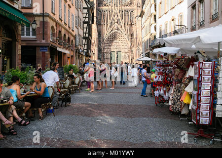 STRASBOURG, FRANCE - 10 juillet 2010 : les gens dans la rue Mercière cafe sur la rue près de la cathédrale de Strasbourg en soirée. Cathédrale Catholique Romaine a été construite en Banque D'Images