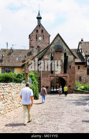 RIQUEWIHR, FRANCE - 11 juillet 2010 : touristique à pied à la porte de la ville de Riquewihr. Riquewihr est située dans la région Alsace, la ville appartient à l'un Banque D'Images