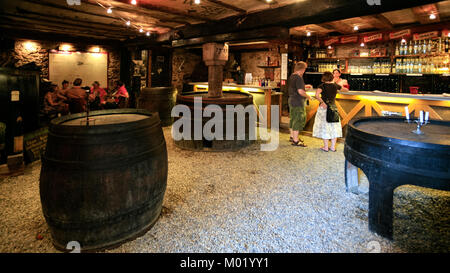 RIQUEWIHR, FRANCE - 11 juillet 2010 : les touristes goûter du vin local dans la région de Riquewihr. Riquewihr est située dans la région Alsace, la ville appartient à l'Assoc Banque D'Images