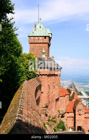 ORSCHWILLER, FRANCE - 11 juillet 2010 : édifice du château Le Château du Haut-Koenigsbourg en Alsace. Première fois que le château est mentionné en 1147, l'buildi Banque D'Images