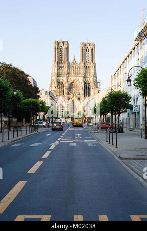 REIMS, FRANCE - 28 juin 2010 : vue de la cathédrale de Reims (Notre-Dame de Reims) à partir de la rue Libergier. La Cathédrale abritait la sainte ampoule avec Sai Banque D'Images
