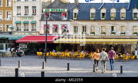 BOULOGNE-SUR-MER, FRANCE - 30 juin 2010 : les gens de restaurants en plein air sur place Dalton de soir d'été. Boulogne est une ville côtière dans la région de depart Banque D'Images