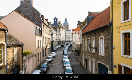 BOULOGNE-SUR-MER, FRANCE - 1 juillet 2010 : vue sur la rue rue du Puits d'amour et le dôme de la Basilique de Notre-Dame de Boulogne à partir de la Porte des degrés (le Banque D'Images